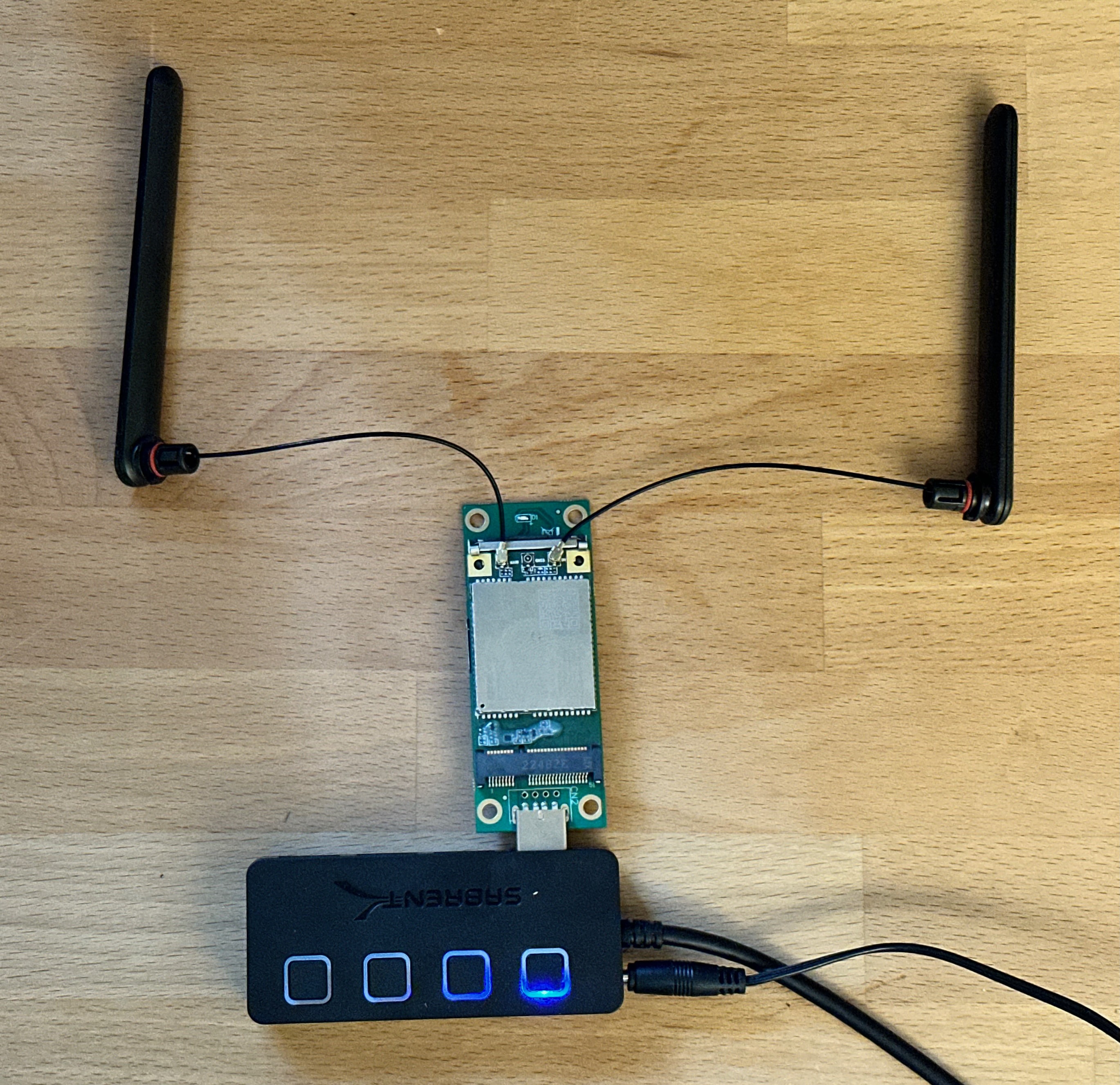 EG25-G module with antennas connected to USB hub